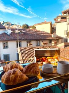 un vassoio di pane e dolci su un balcone di ReGo Apartments a Bergamo