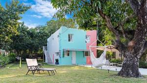 una casa pintada de azul y rosa en Wynwood's Urban Oasis, en Miami