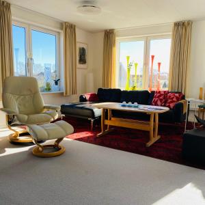 een woonkamer met een bank en een tafel en stoelen bij Stor lys lejlighed på Nordmors in Sejerslev