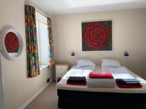 a bedroom with a bed and a painting on the wall at Stor lys lejlighed på Nordmors in Sejerslev