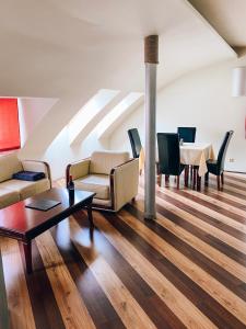sala de estar con muebles y mesa en Apartments Thalia, en Karlovy Vary