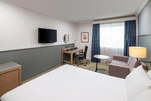 Habitación de hotel con cama y escritorio en Holiday Inn Hull Marina, an IHG Hotel, en Hull