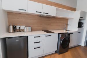 Kuchyň nebo kuchyňský kout v ubytování Bridgewater Apartments by Century City Hotels