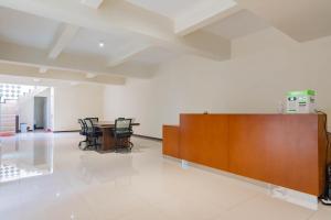 Lobby o reception area sa RedDoorz Plus @ Pakuan Residence Tajur