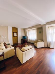 Sala de estar amplia con 2 sofás y TV en Apartments Thalia, en Karlovy Vary