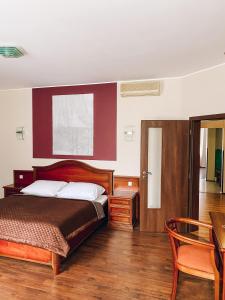 1 dormitorio con cama, escritorio y mesa en Apartments Thalia, en Karlovy Vary
