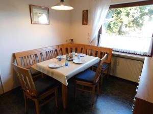 een eetkamer met een tafel en stoelen en een raam bij Ferienwohnung Krenzer in Wüstensachsen