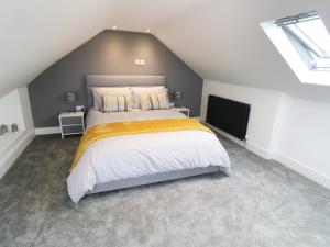 1 dormitorio con 1 cama grande en el ático en White Stones, en Ulverston