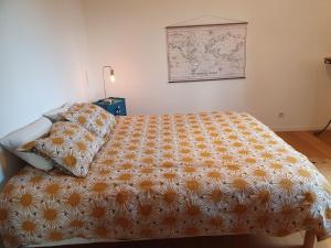 ein Bett mit einer orangefarbenen und weißen Bettdecke darauf in der Unterkunft VILLA CHJOSELLA 150M2 PISCINE ET AU CALME in Santa-Reparata-di-Balagna