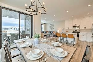 uma sala de jantar e cozinha com mesa e cadeiras em Newly-Built Lakeside Gem with Community Perks! em Huntsville