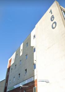 Un edificio con il numero otto sul lato. di Neon 160 a Swansea