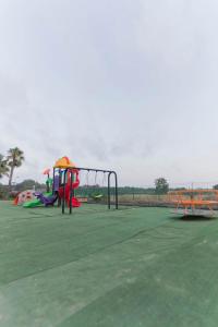 a playground with two slides and a swing at Deliziosa Villetta Mare Indipendente in Marina di Pisticci