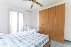 a bedroom with a bed and a wooden cabinet at Deliziosa Villetta Mare Indipendente in Marina di Pisticci