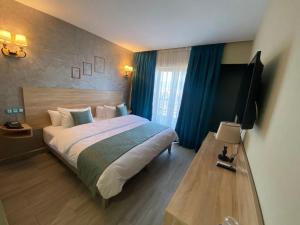 Postel nebo postele na pokoji v ubytování Hôtel Saja