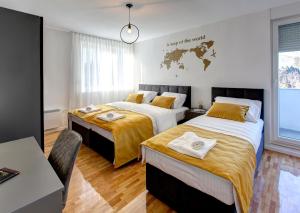 een slaapkamer met twee bedden en een wereldkaart aan de muur bij Luxury apartment Olivia in Mostar
