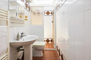 bagno bianco con servizi igienici e lavandino di ✦ GARDEN HOUSE IN CENTRO - FREE PARKING ✦ a Livorno