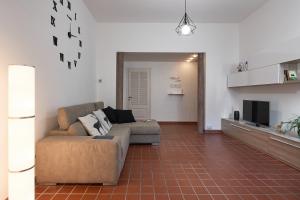 salon z kanapą i telewizorem w obiekcie ✦ GARDEN HOUSE IN CENTRO - FREE PARKING ✦ w mieście Livorno