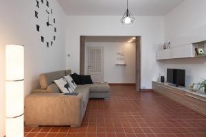 a living room with a couch and a television at ✦ GARDEN HOUSE IN CENTRO - FREE PARKING ✦ in Livorno