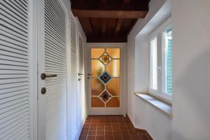 リヴォルノにある✦ GARDEN HOUSE IN CENTRO - FREE PARKING ✦のステンドグラスの窓付きのドアのある廊下