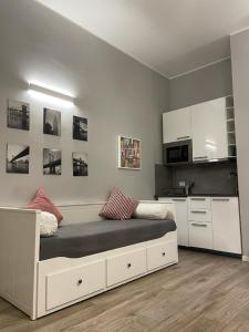 ein Schlafzimmer mit einem Bett und eine Küche mit weißen Schränken in der Unterkunft Jr Suite MM3 Repubblica -Stazione-Centro Direz- C3 in Mailand