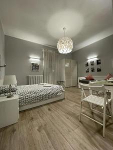 Schlafzimmer mit einem Bett, einem Tisch und einem Schreibtisch in der Unterkunft Jr Suite MM3 Repubblica -Stazione-Centro Direz- C3 in Mailand