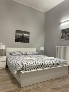 ein weißes Schlafzimmer mit einem großen Bett in der Unterkunft Jr Suite MM3 Repubblica -Stazione-Centro Direz- C3 in Mailand
