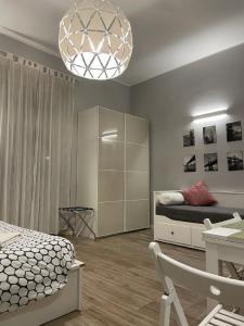 Schlafzimmer mit einem Bett und einem Kronleuchter in der Unterkunft Jr Suite MM3 Repubblica -Stazione-Centro Direz- C3 in Mailand