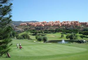 - un groupe de personnes jouant au golf sur un parcours dans l'établissement Marbella Penthouse apartment, à Marbella