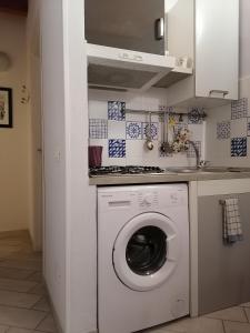 a kitchen with a washing machine in a kitchen at Al Blu Ortigia Apartments in Syracuse