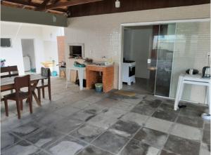 cocina y comedor con mesa y sillas en Pousada BarraVille en Barra Velha