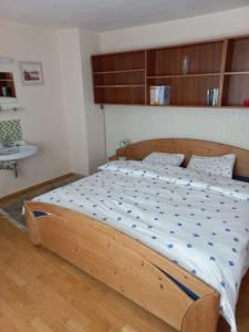 Rúm í herbergi á Large Family Holiday Home Siren Stays