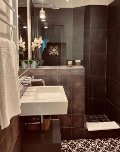 Apartamentos Caravane في تريفة: حمام مع حوض أبيض ومرآة