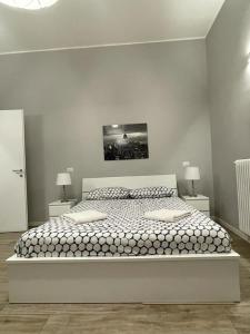 ein Schlafzimmer mit einem Bett mit zwei Kissen darauf in der Unterkunft Jr Suite MM3 Repubblica -Stazione-Centro Direz- C3 in Mailand