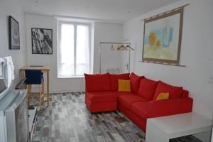 ein Wohnzimmer mit einem roten Sofa und einem Fenster in der Unterkunft VILLA CAMILLE - Proche Paris & Disneyland in Lagny