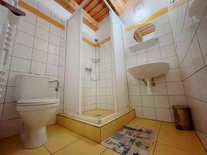 Kylpyhuone majoituspaikassa Alva Pension 1