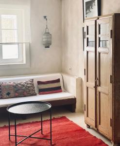 a living room with a couch and a table at Apartamentos Caravane in Tarifa