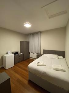 Postel nebo postele na pokoji v ubytování Buckingham Hotel