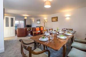 comedor con mesa de madera y sillas en 4 The Birches - Aldeburgh Coastal Cottages en Aldeburgh