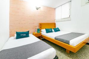 Ένα ή περισσότερα κρεβάτια σε δωμάτιο στο A Cavalier Suites