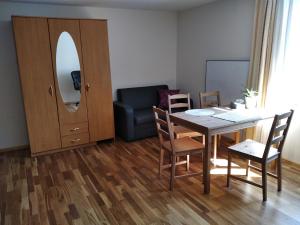 Posedenie v ubytovaní Apartament nad strumykiem Lądek-Zdrój