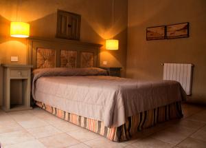 Un dormitorio con una cama grande en una habitación. en Hotel Cañon de Talampaya, en Villa Unión