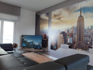 TV a/nebo společenská místnost v ubytování Appartement rénové Le New-York en centre ville - Terrasse et parking -