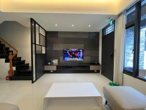Televisyen dan/atau pusat hiburan di 北緯23點5度民宿-車位可預訂