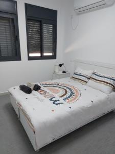 Postel nebo postele na pokoji v ubytování וילה שחר בגולן