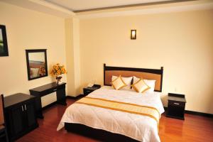 
A bed or beds in a room at Than Thien - Friendly Hotel

