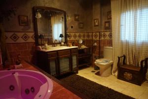 y baño con bañera, lavabo y aseo. en Lantica roccia, en Manzanares el Real