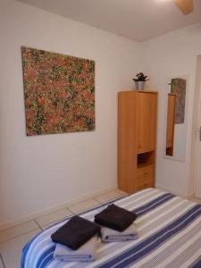 - une chambre avec un lit et une peinture murale dans l'établissement Brive Centre, à Brive-la-Gaillarde