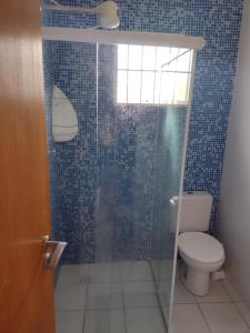 ウバトゥバにあるApartamento confortável em Marandubaのシャワー、トイレ、窓付きのバスルーム +6枚の写真