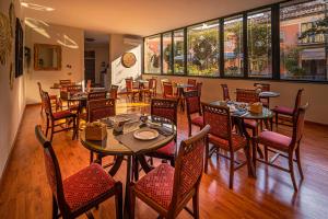 uma sala de jantar com mesas e cadeiras num restaurante em Hotel Villa Romeo em Catânia