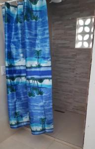 a curtain with palm trees on it in a room at Casa para temporada, Centro de Ubatuba in Ubatuba